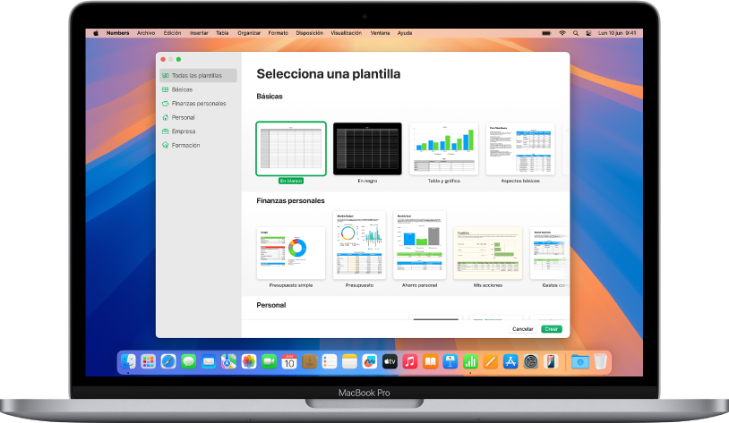 Un MacBook Pro con el selector de plantilla de Numbers abierto en la pantalla. En la izquierda está seleccionada la categoría “Todas las plantillas” y en la derecha aparecen las plantillas prediseñadas en filas por categorías.