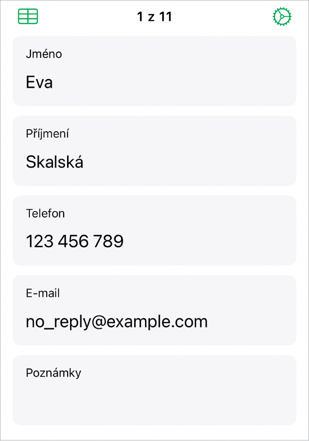 Formulář, v němž každý záznam obsahuje pole pro jméno, telefonní číslo, e-mailovou adresu a další údaje. A také ovládací prvky pro zobrazení sdružené tabulky a ovládacích prvků pro nastavení formuláře.
