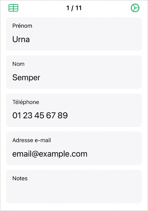 Un enregistrement dans un formulaire avec des champs pour le nom, le numéro de téléphone, l’adresse e-mail et plus encore. Figurent également des commandes permettant de visualiser le tableau lié, les commandes de configuration du formulaire.