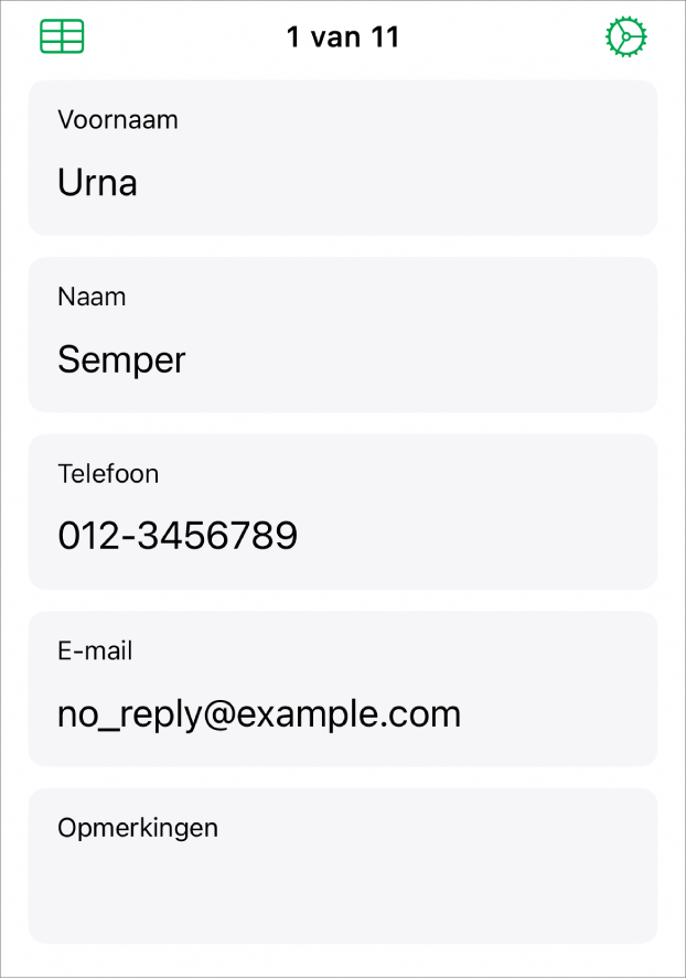 Eén record in een formulier met velden voor gegevens zoals de naam, het telefoonnummer en het e-mailadres. Ook zijn er regelaars voor het weergeven van de gekoppelde tabel en de formulierinstellingen.