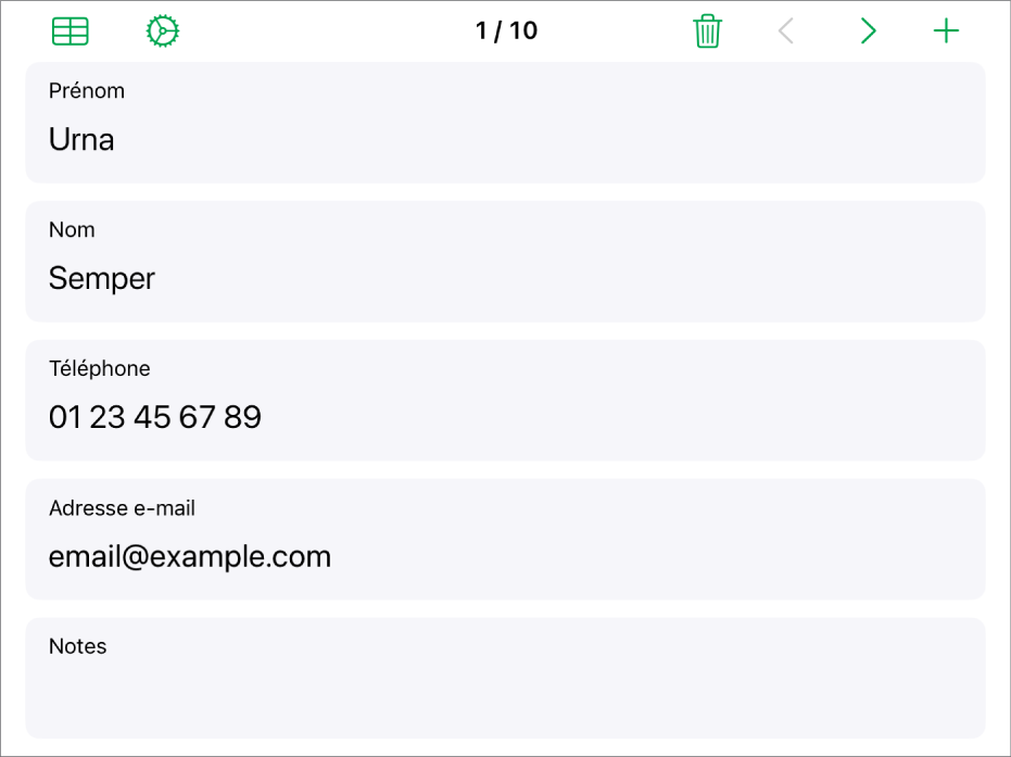 Un enregistrement dans un formulaire avec des champs pour le nom, le numéro de téléphone, l’adresse e-mail et plus encore. Figurent également en haut des commandes permettant de visualiser le tableau lié, les commandes de configuration du formulaire, et de passer d’un enregistrement à l’autre.