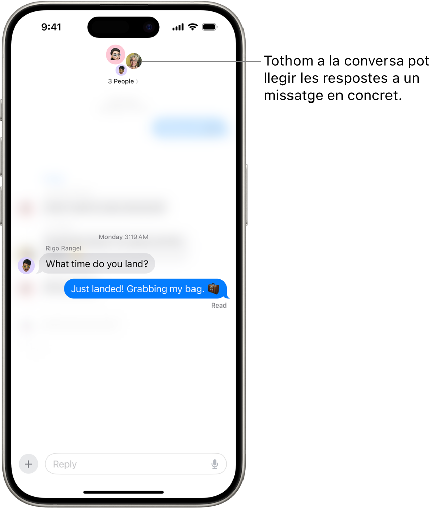 Redactant una resposta entre línies en una conversa de grup a l’app Missatges. Les icones de les persones del grup es mostren a la part superior de la pantalla. El teclat és a la meitat inferior de la pantalla. La major part de la conversa de missatges apareix borrosa, excepte el text concret a què s’està responent mitjançant una resposta entre línies.