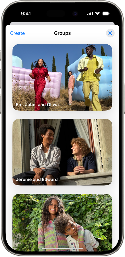 Grupper er åben under Personer og kæledyr i appen Fotos og viser en liste med samlinger, der er mærket med navnene på personerne, der er inkluderet i gruppen.