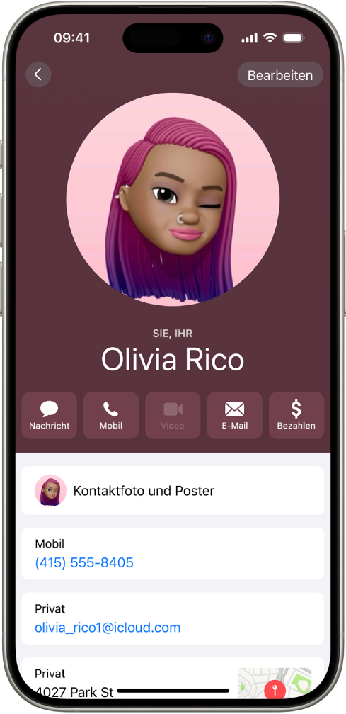 Ein Kontakt namens „Olivia Rico“ mit den Pronomen „Sie“, „Ihr“ und „Ihre“ unter ihrem Kontaktfoto. Unter ihrem Namen werden die Tasten zum Kontaktieren per Nachricht, Anruf, E-Mail und zur Verwendung von Apple Pay angezeigt. Unten auf dem Bildschirm werden die Mobilnummer und die E-Mail-Adresse des Kontakts angezeigt.