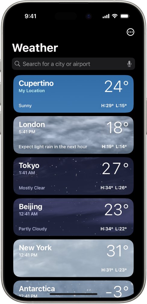 La pantalla de la app Clima mostrando una lista de ciudades con datos actuales de temperatura, pronóstico y temperaturas máxima y mínima. En la parte superior de la pantalla se encuentra el campo de búsqueda y, en la esquina superior derecha está el botón Más.