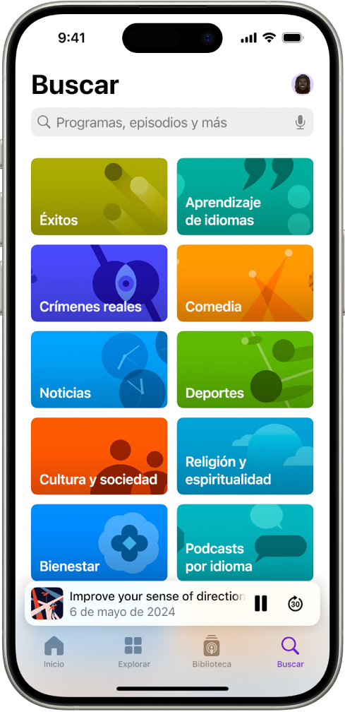 Pantalla Buscar en la app Podcasts con categorías de podcasts. Cerca de la parte inferior de la pantalla está la ilustración del episodio, el título del episodio y los botones Pausa y Retroceder. En la parte inferior de la pantalla se encuentran los botones Inicio, Explorar, Biblioteca y Buscar.