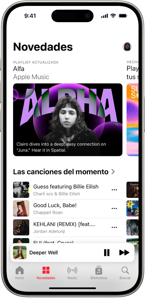 La pantalla Novedades muestra una playlist destacada en la parte superior. Puedes deslizar hacia la izquierda para ver más música y vídeos destacados. Debajo aparece la sección “Canciones del momento”. Puedes deslizar hacia arriba en la pantalla para explorar música nueva y recomendada.