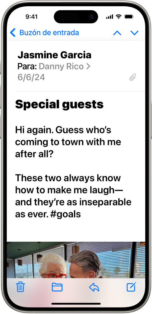 iPhone con la app Mail abierta. Se muestra un correo electrónico con el texto más grande y en negrita.