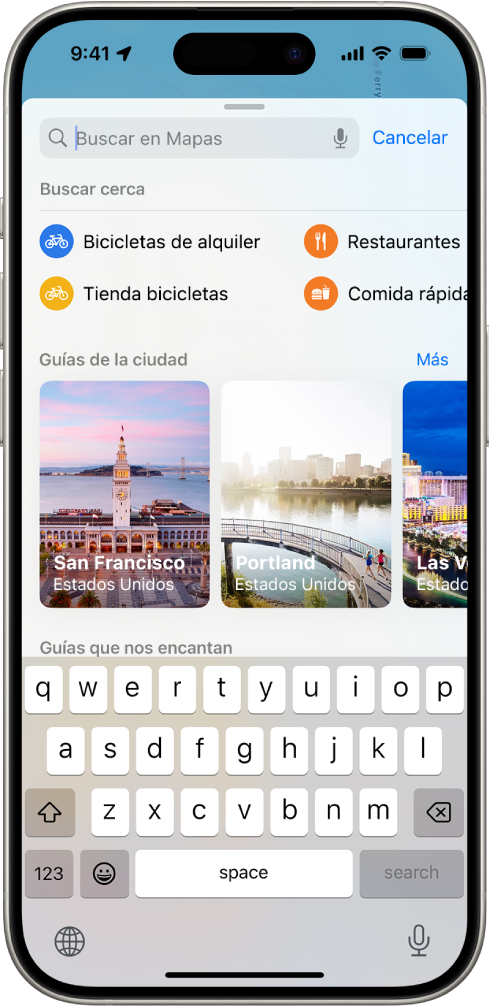 App Mapas con el campo de búsqueda, categorías para servicios cercanos y guías de ciudad. En la parte inferior de la pantalla está el teclado en pantalla del iPhone.
