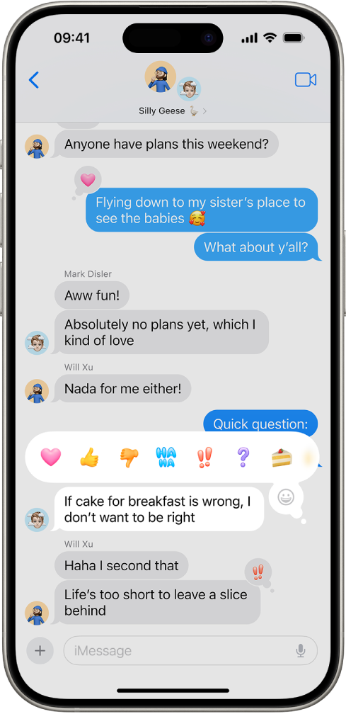 Une conversation dans l’app Messages. Un message est sélectionné et affiche des options de Tapback, dont des Emoji.