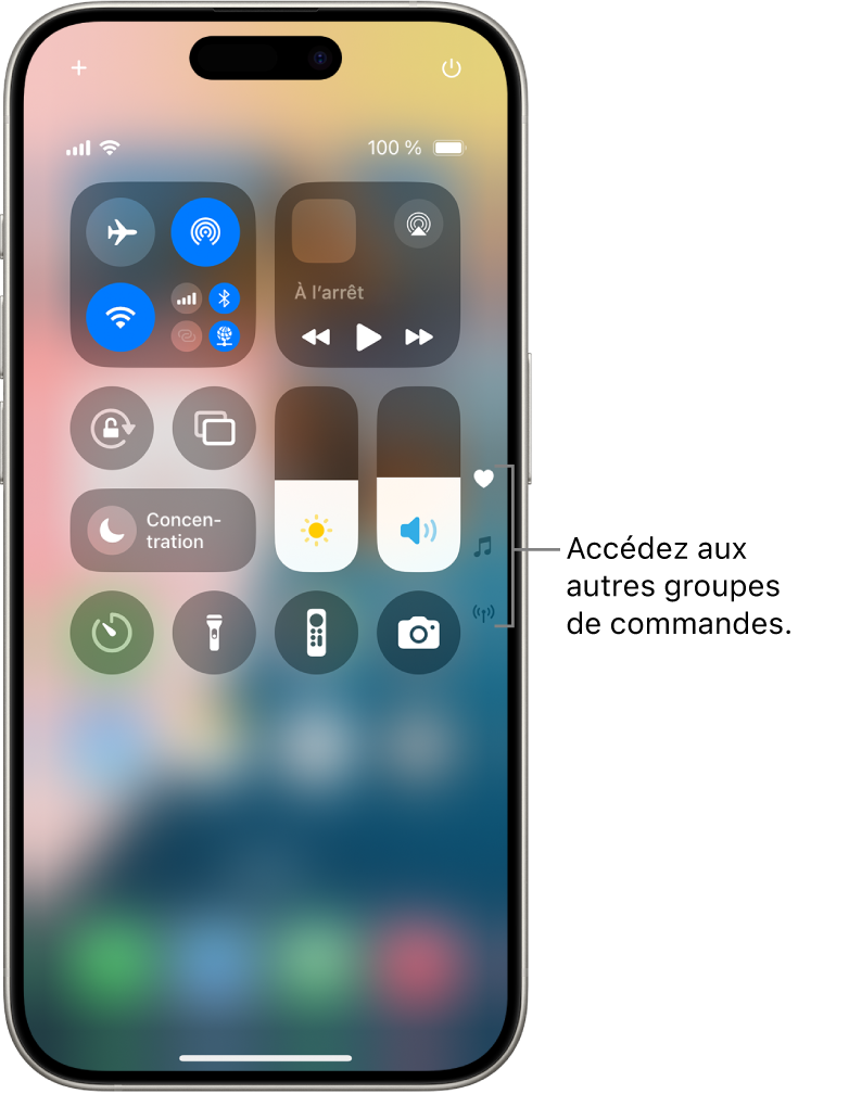 Le centre de contrôle ouvert sur l’écran de l’iPhone, avec des icônes sur la droite permettant d’afficher d’autres groupes de commandes.