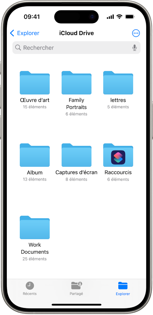 L’app Fichiers affiche plusieurs dossiers iCloud Drive nommés Illustration, Portraits de famille, Lettres, Album, Captures d’écran, Raccourcis et Documents de travail. En bas de l’écran se trouvent les boutons Fichiers récents, Fichiers partagés et l’onglet Parcourir.