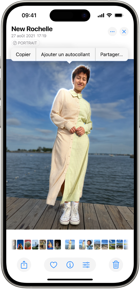 Une photo est ouverte dans la photothèque de l’app Photos. Le contour du sujet au centre de la photo est affiché et les boutons Copier, Ajouter un autocollant et Partager s’affichent au-dessus.