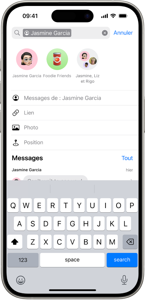 Le champ de recherche dans l’app Messages. Il contient un tag qui limite la recherche aux messages envoyés par une personne en particulier. Les tags facultatifs Lien, Photo, Lieu et Document peuvent être ajoutés au champ de recherche.