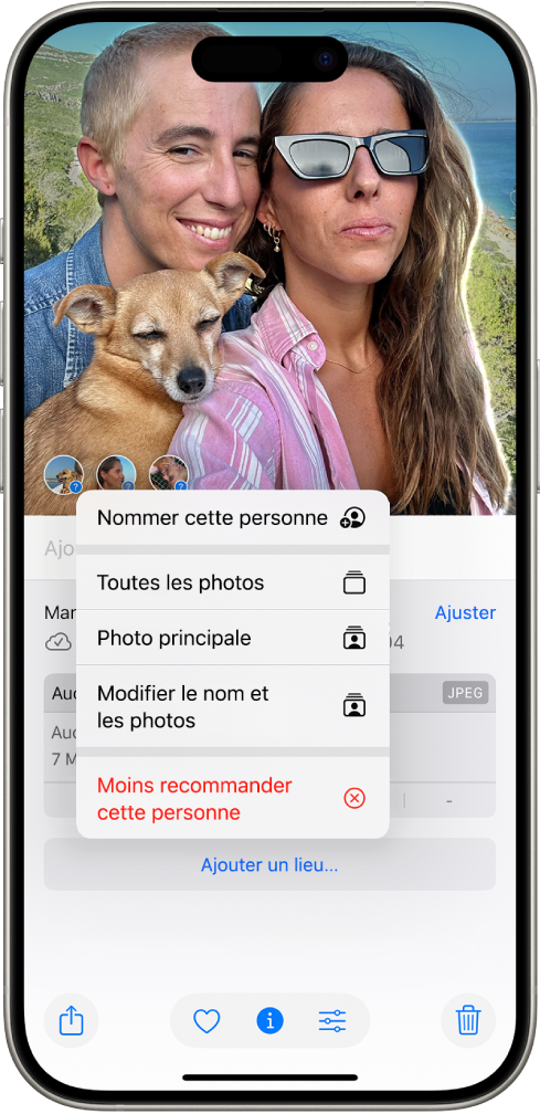 La moitié supérieure de l’écran de l’iPhone présente une photo ouverte dans l’app Photos. Dans le coin inférieur gauche de la photo se trouvent des points d’interrogation en regard des personnes et des animaux qui y figurent. Un point d’interrogation est sélectionné et un menu propose les options, de haut en bas, « Nommer cette personne », « Toutes les photos », « Photo principale », « Modifier le nom et les photos » et « Moins recommander cette personne ».