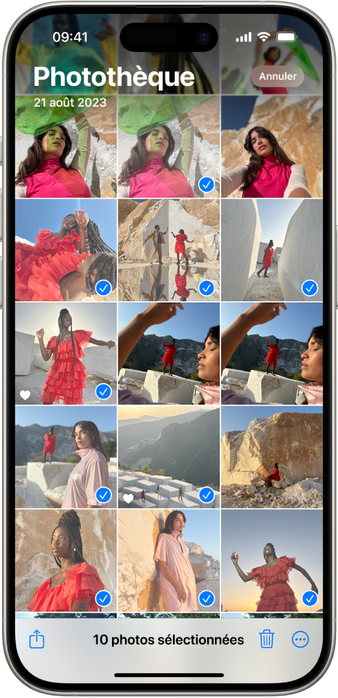 L’écran de l’iPhone est rempli d’une grille de photos, dont certaines sont sélectionnées. En bas de l’écran se trouvent les boutons Partager, Supprimer et Plus.