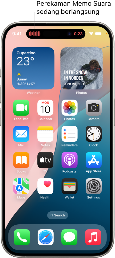 Layar Utama iPhone, menampilkan rekaman Memo Suara di Dynamic Island.