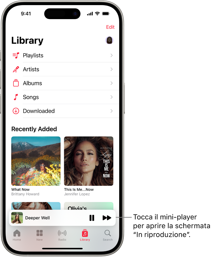 La schermata di Libreria, con il mini-player vicino alla parte inferiore. Il mini-player mostra il titolo del brano attualmente in riproduzione. I pulsanti per mettere in pausa e passare al brano successivo sono sulla destra del titolo della canzone. Per aprire “In riproduzione”, viene toccato il mini-player.