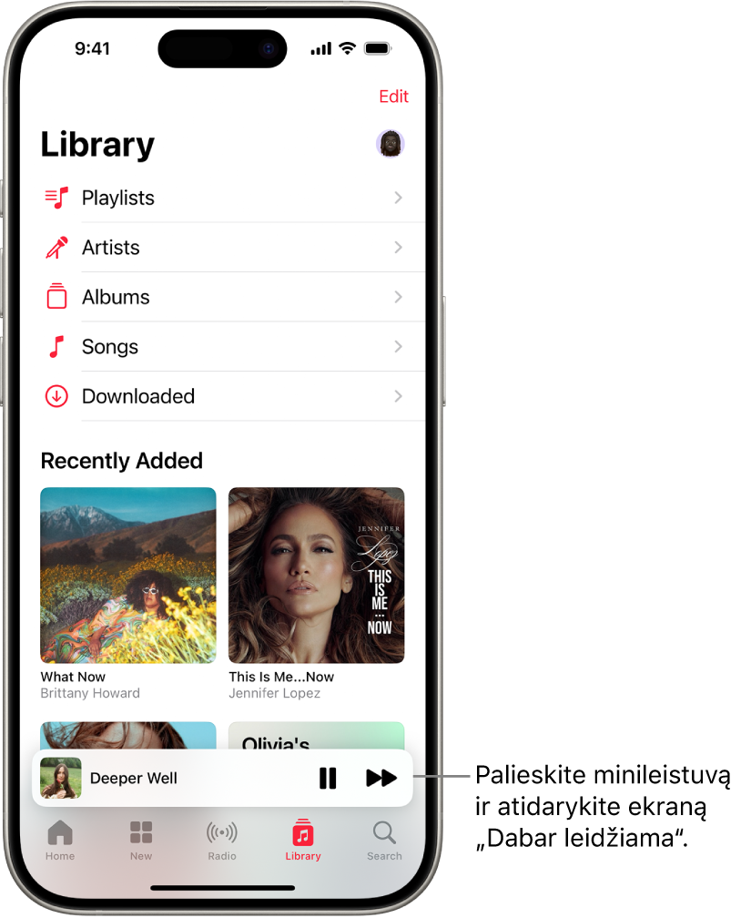 Ekrane „Biblioteka“ rodomas „MiniPlayer“ prie mygtuko. „MiniPlayer“ rodo šiuo metu leidžiamos dainos pavadinimą. Mygtukai „Pristabdyti“ ir „Tolesnis takelis“ yra į dešinę nuo dainos pavadinimo. Palieskite „MiniPlayer“, kad būtų atidarytas ekranas „Dabar leidžiama“.