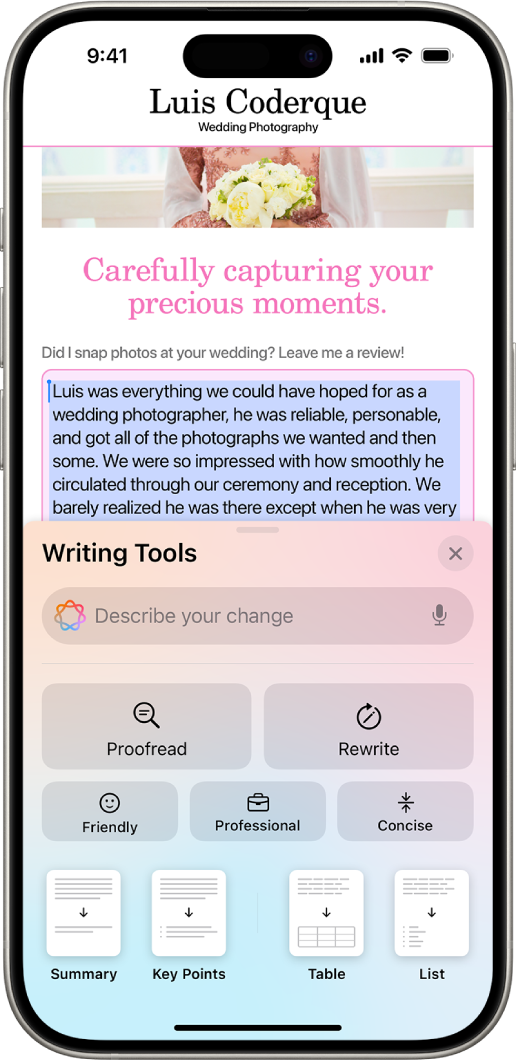 „iPhone“ įrenginyje paryškintas tekstas rodomas ekrano viršuje, o „Rašymo įrankių“ sritis – apačioje. „Rašymo įrankių“ srities viršuje rodomas laukas, kuriame apibūdintas norimas pakeitimas. Žemiau rodomi redagavimo ir perrašymo mygtukai. Dar žemiau galite pasirinkti „Draugišką“, „Profesionalų“ arba „Glaustą“ toną, o apačioje yra mygtukai „Santrauka“, „Pagrindiniai aspektai“, „Lentelė“ ir „Sąrašas“.