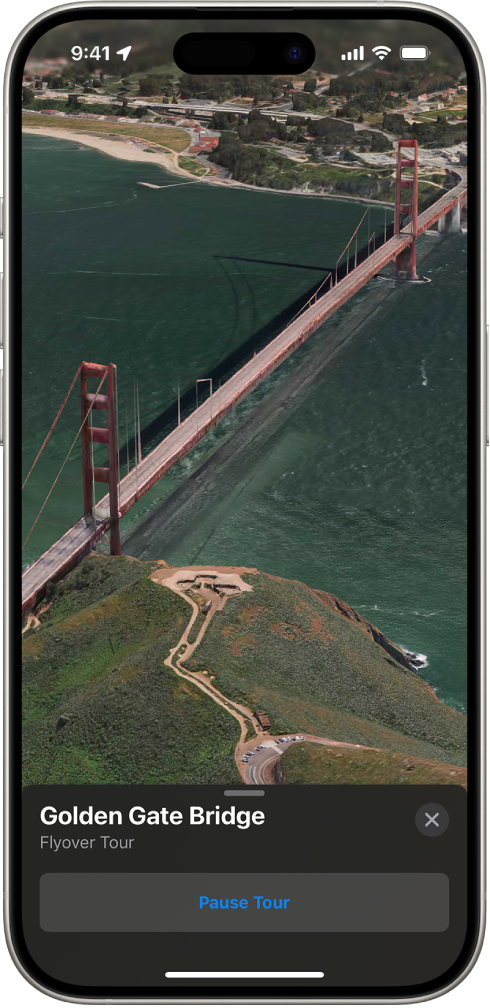 Een actieve Flyover-tour met een 3D-beeld van een oriëntatiepunt vanuit de lucht gezien, en een knop om de tour te pauzeren.