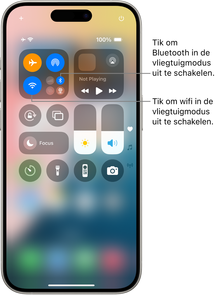 Het iPhone-bedieningspaneel. In de groep regelaars linksbovenin staan de knop voor de vliegtuigmodus (linksboven), de wifiknop (linksonder) en de Bluetooth-knop (rechtsonder). De vliegtuigmodus, wifi en Bluetooth zijn allemaal ingeschakeld. Tik op de Bluetooth-knop om Bluetooth in de vliegtuigmodus uit te schakelen. Tik op de wifiknop om wifi in de vliegtuigmodus uit te schakelen.