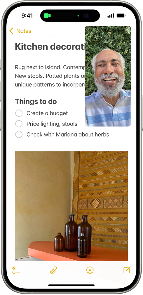 Trwająca rozmowa FaceTime. Resztę ekranu wypełnia notatka dotycząca dekoracji kuchni.