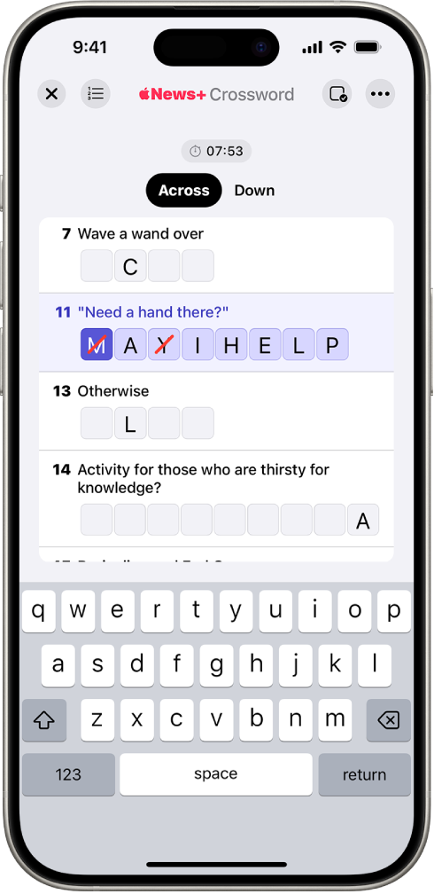 Um puzzle de palavras-cruzadas parcialmente preenchido na visualização por lista e um teclado aberto na parte inferior.
