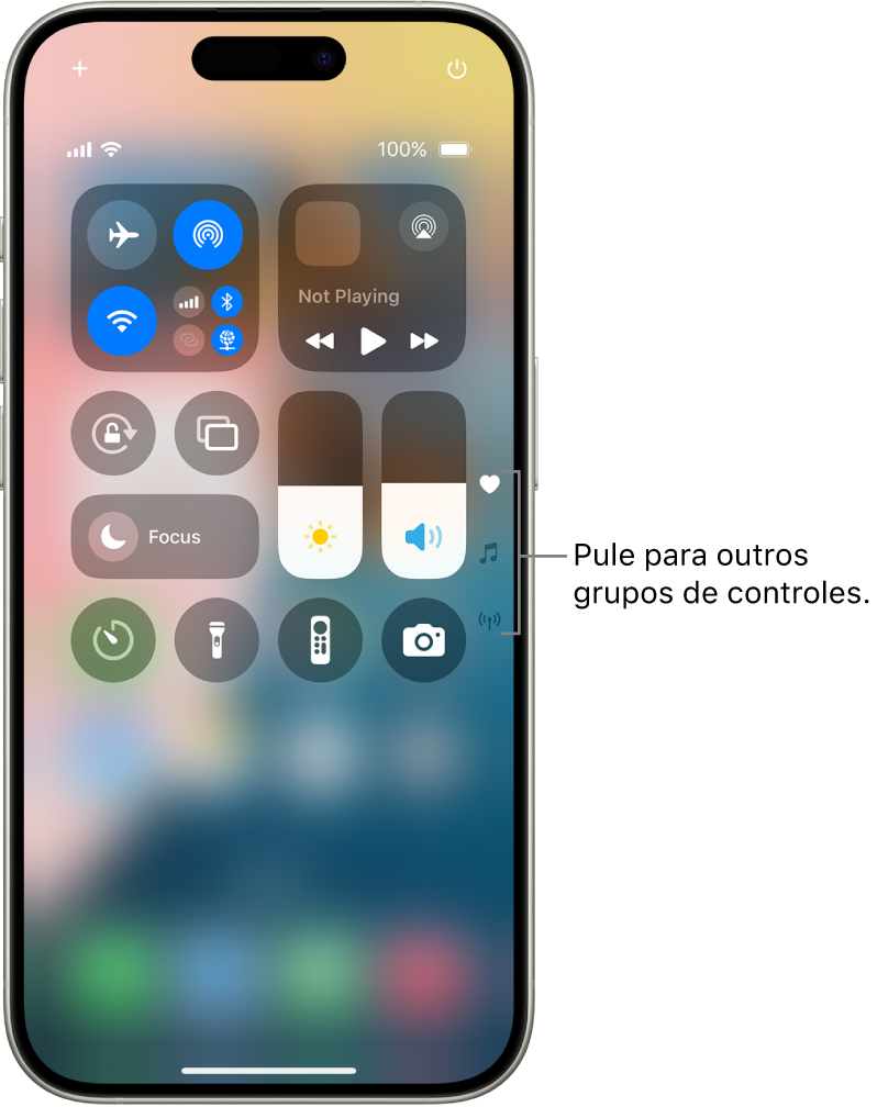 Central de Controle aberta na tela do iPhone, com ícones à direita para visualizar outros grupos de controles.