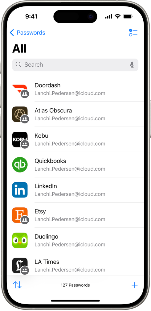 Një listë e të gjitha llogarive me fjalëkalime që ruhen në aplikacionin Passwords.