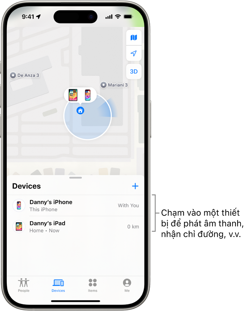 Màn hình Tìm mở đến danh sách Thiết bị. Có hai thiết bị trong danh sách Thiết bị: iPhone của Danny và iPad của Danny. Vị trí của chúng được hiển thị trên bản đồ.