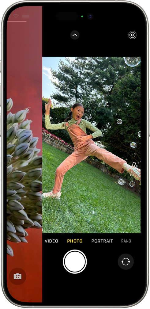 iPhone 屏幕显示锁定屏幕滑向左侧,然后“相机”在屏幕右侧打开。