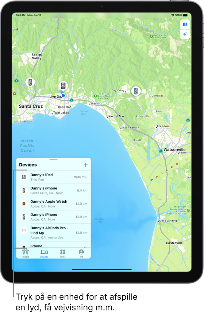 Skærmen Find med listen Enheder åben. De angivne enheder omfatter iPad tilhørende Daniel, iPhone tilhørende Daniel, Apple Watch tilhørende Daniel og AirPods Pro tilhørende Daniel. Deres lokalitet vises på et kort over Santa Cruz.