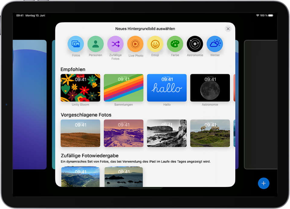 Der Bildschirm „Neues Hintergrundbild auswählen“ mit einer Galerie der wählbaren Hintergründe zum Anpassen des iPad-Sperrbildschirms in Kategorien wie „Empfohlen“ und „Vorgeschlagene Fotos“. Im oberen Bereich befinden sich Tasten zum Hinzufügen von Fotos, Personen, zufälligen Fotos, Emojis und einer Wetteransicht zum Hintergrund des Sperrbildschirms.