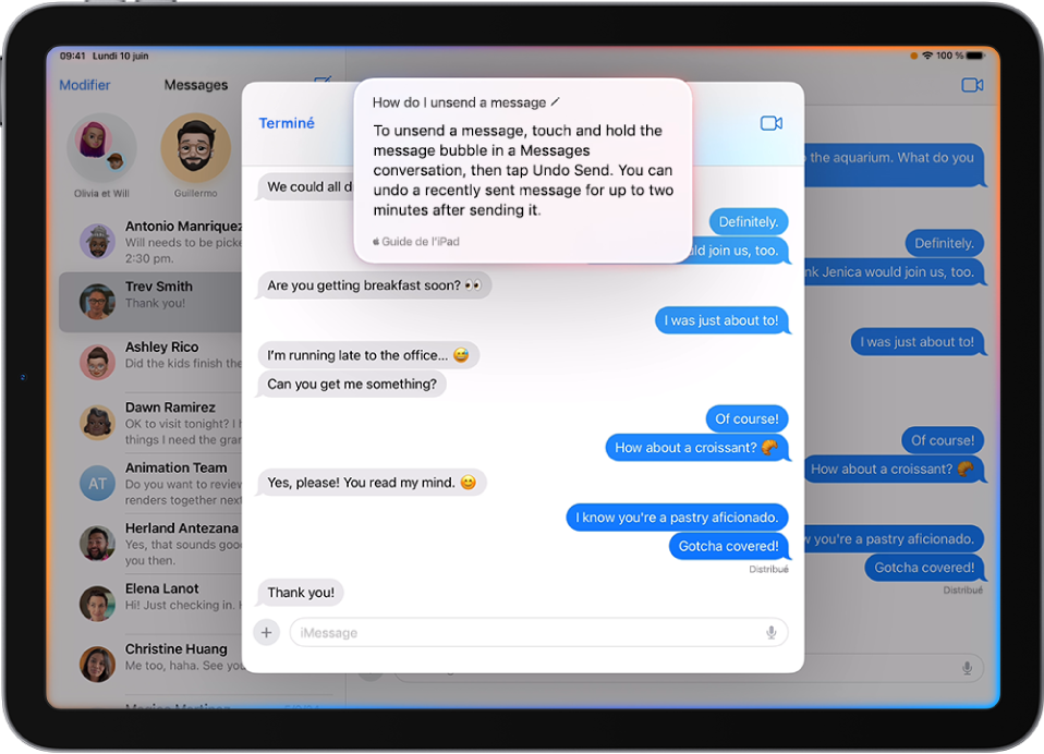 iPad affichant une conversation dans l’app Messages. Une requête Siri apparaît en haut de l’écran.