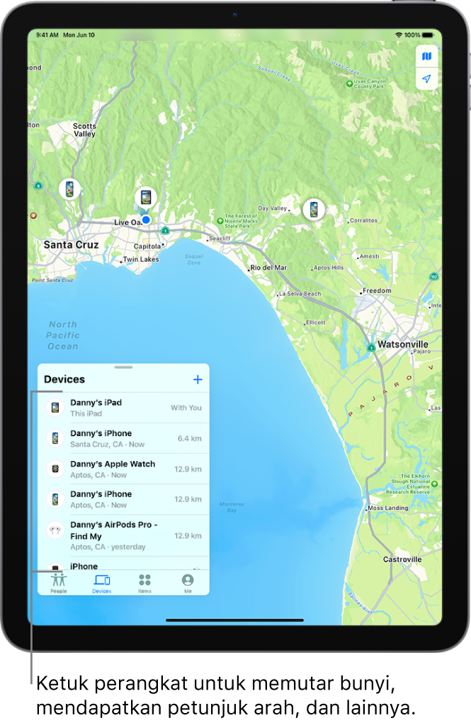 Layar Lacak dibuka ke daftar Perangkat. Perangkat yang tercantum meliputi iPad Doni, iPhone Doni, Apple Watch Doni, dan AirPods Pro Doni. Lokasinya ditampilkan di peta dekat Santa Cruz.