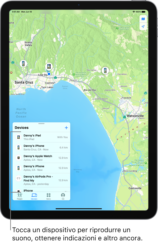 La schermata di Dov’è aperta sull’elenco Dispositivi. L’elenco dei dispositivi include “iPad di Daniele”, “iPhone di Daniele”, “Apple Watch di Daniele” e “AirPods Pro di Daniele”. Le loro posizioni sono mostrate su una mappa vicino a Santa Cruz.