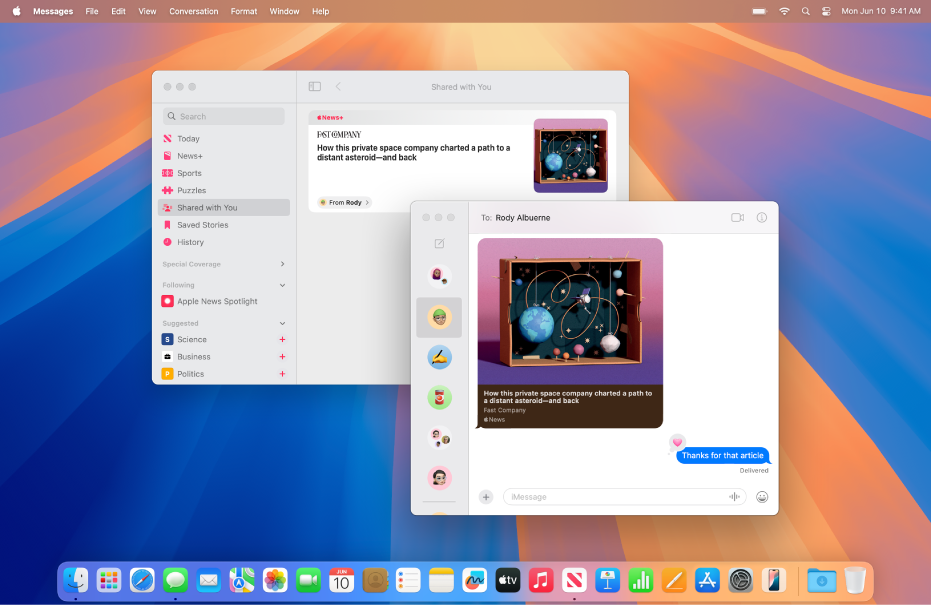 Desktop Mac dengan dua tetingkap terbuka: tetingkap app Apple TV di sebelah kiri, menunjukkan rancangan TV dalam bahagian Dikongsi dengan Anda daripada pustaka dan tetingkap Mesej dengan rancangan TV yang sama dikongsi dalam perbualan.