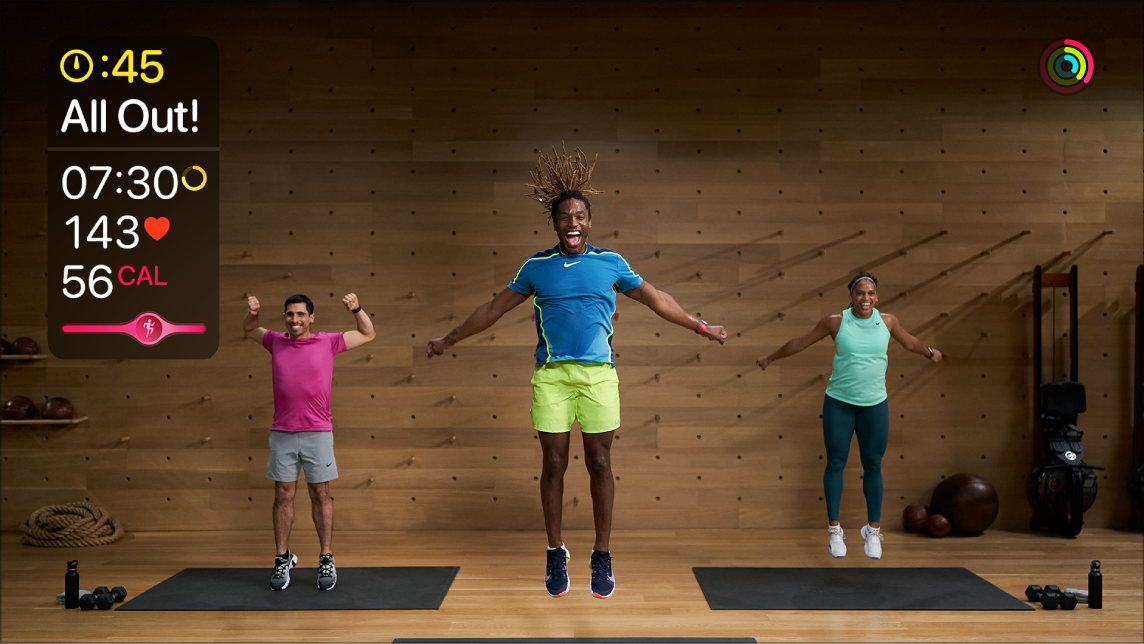 Treino de Fitness+ na Apple TV com dados do Apple Watch em tempo real