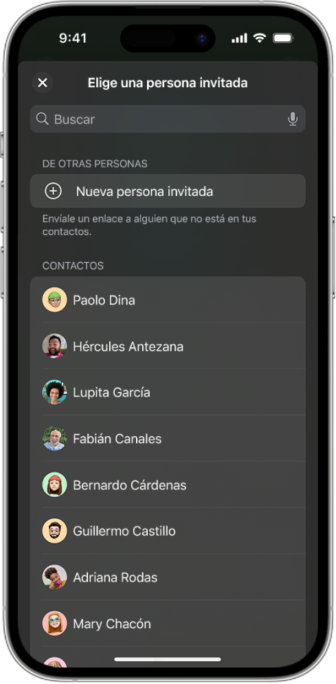 La pantalla Enviar invitaciones y una lista de contactos en un iPhone.