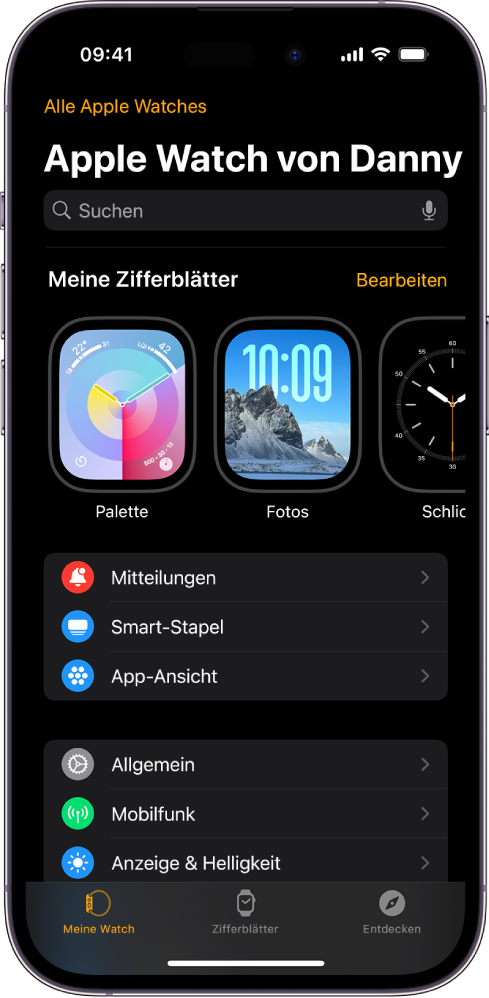 Die Apple Watch-App auf dem iPhone öffnet sich mit dem Bildschirm „Meine Watch“, in dem oben deine Zifferblätter und unten die Einstellungen angezeigt werden. Unten in der Apple Watch-App befinden sich drei Tabs: Links der Tab „Meine Watch“ mit den Einstellungen für die Apple Watch, daneben die Zifferblattgalerie, in der du die verfügbaren Zifferblätter und Komplikationen durchsuchen kannst, rechts daneben der Tab „Entdecken“, wo du mehr über die Apple Watch erfährst.