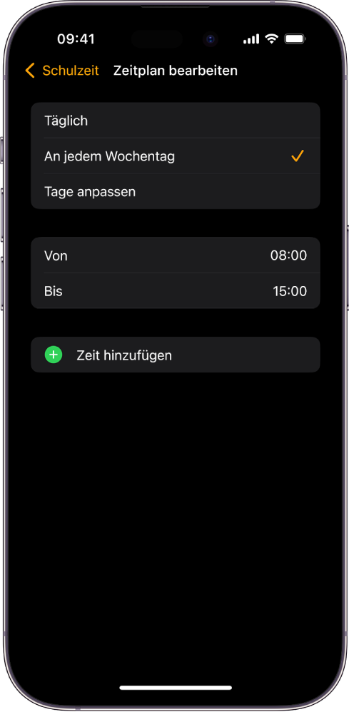 iPhone mit der Anzeige „Zeitplan bearbeiten“ für „Schulzeit“. Oben sind die Optionen „Täglich“, „Jeden Wochentag“ und „Tage anpassen“ zu sehen. „Jeden Wochentag“ ist ausgewählt. In der Mitte befinden sich die Angaben „Von“ und „Bis“ und darunter ist die Taste „Zeit hinzufügen“ zu sehen.