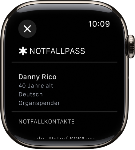 Der Bildschirm „Notfallpass“ auf der Apple Watch zeigt den Namen, das Alter, die Sprache, den Organspendenstatus und die Notfallkontakte der Person.