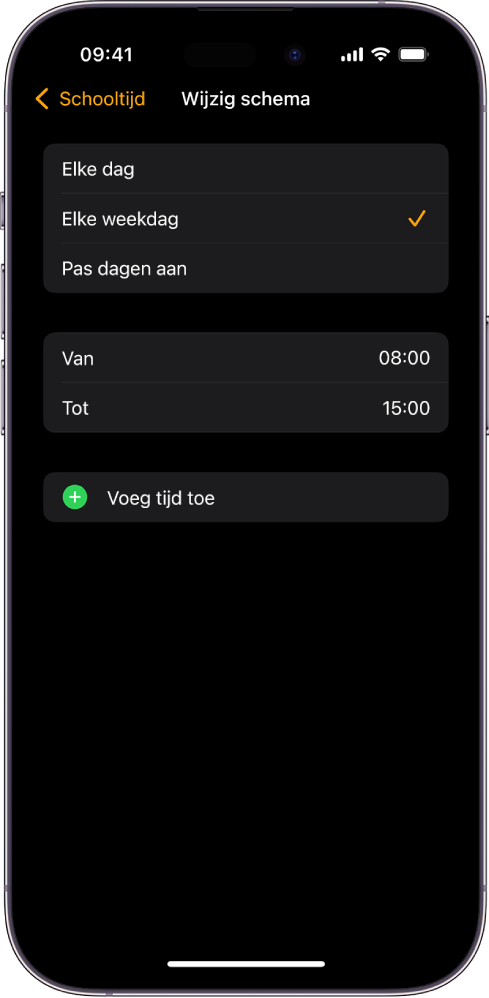 Een iPhone met het scherm 'Wijzig schema' voor Schooltijd. Bovenin staan de opties 'Elke dag', 'Elke weekdag' en 'Pas dagen aan', waarbij 'Elke weekdag' is geselecteerd. In het midden van het scherm staan tijdstippen bij 'Van' en 'Tot' en onderin staat de knop 'Voeg tijd toe'.