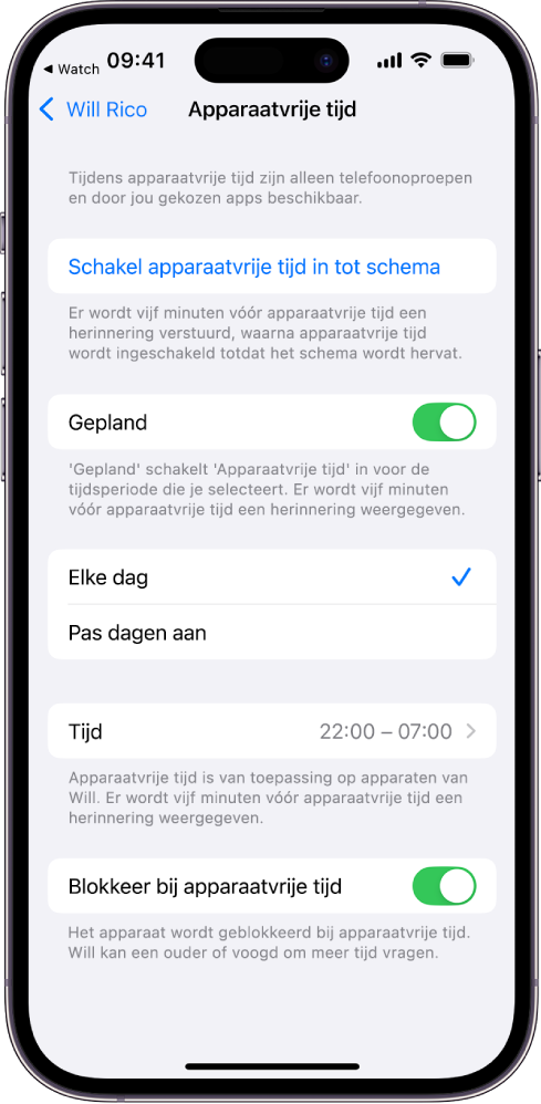 Een iPhone met het scherm waarop je apparaatvrije tijd kunt instellen. Bovenin bevindt zich de schakelaar 'Gepland'. Daaronder staan de opties 'Elke dag' en 'Pas dagen aan', waarbij 'Elke dag' is geselecteerd. In het midden van het scherm staan tijdstippen bij 'Van' en 'Tot' en onderin bevindt zich de knop 'Blokkeer bij apparaatvrije tijd'.