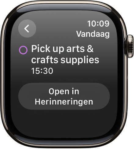 Een Agenda-scherm waarin een herinnering wordt weergegeven. Bovenin staat de naam van de herinnering en onderin staat de tijd van de herinnering. Rechtsbovenin staat de datum van de activiteit. Onder in het scherm staat een knop waarmee de herinnering in de Herinneringen-app kan worden geopend.