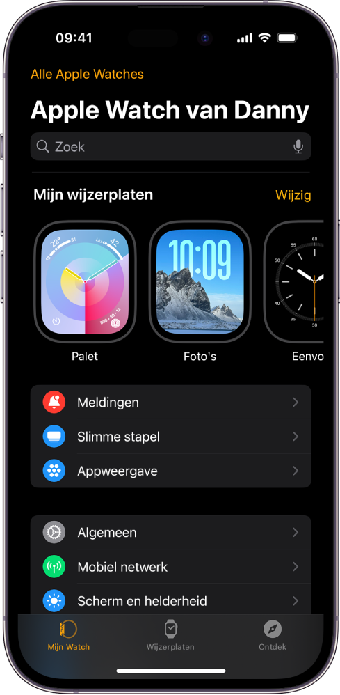 De Apple Watch-app op de iPhone waarin het scherm 'Mijn Watch' is geopend, met bovenin de wijzerplaten en onderin de instellingen. Onder in het scherm van de Apple Watch-app staan drie tabbladen: links 'Mijn Watch', waar je de Apple Watch kunt instellen; daarnaast 'Wijzerplaten', waarmee je de beschikbare wijzerplaten en complicaties kunt bekijken; en daarnaast 'Ontdek', waar je meer informatie over je Apple Watch vindt.