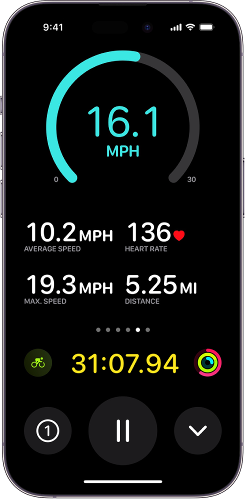 Um treino de bicicleta em curso é apresentado como atividade em direto no iPhone, com a velocidade, velocidade média, frequência cardíaca, velocidade máxima, distância percorrida e tempo decorrido total.