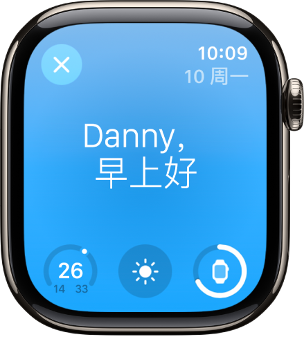 Apple Watch 显示起床屏幕。“早上好”文字显示在顶部。下方为温度、天气状况和电池电量。