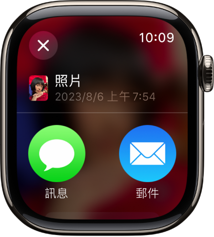 「照片」App 中的「分享」畫面。共享的照片位於螢幕最上方，「訊息」和「郵件」位於下方。